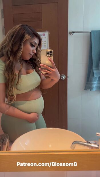 Full leaked Bloatedbellyqueen private onlyfans photo