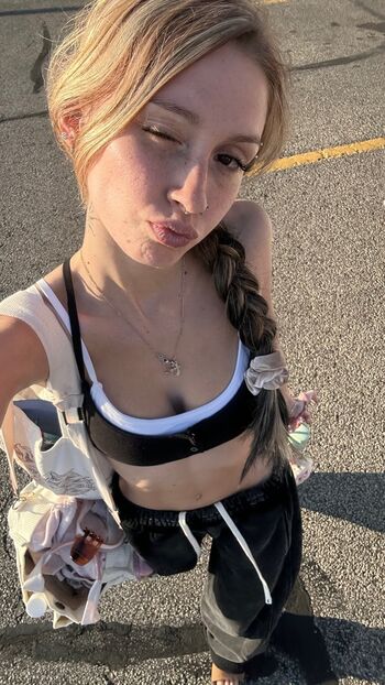 Full leaked Ellesasmrr private onlyfans photo