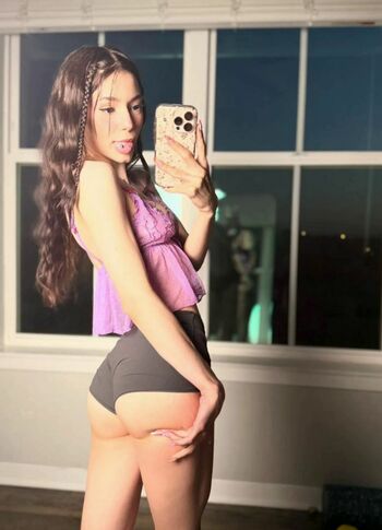 Full leaked Izzyuwuu private onlyfans photo