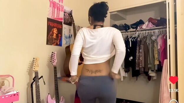 Full leaked Lalayravo private onlyfans photo